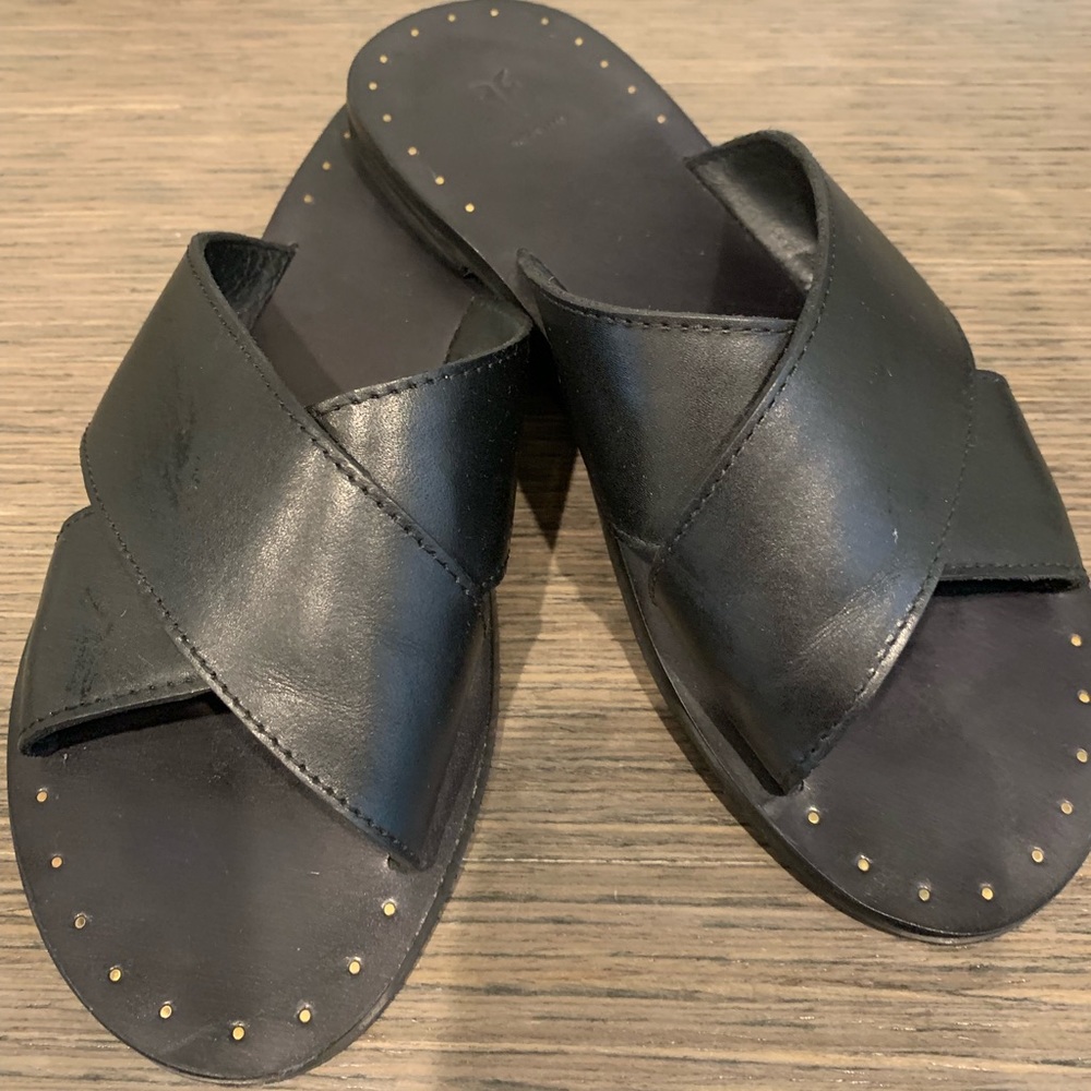 FRYE 
Women's Ally Criss Cross Slide Sandal